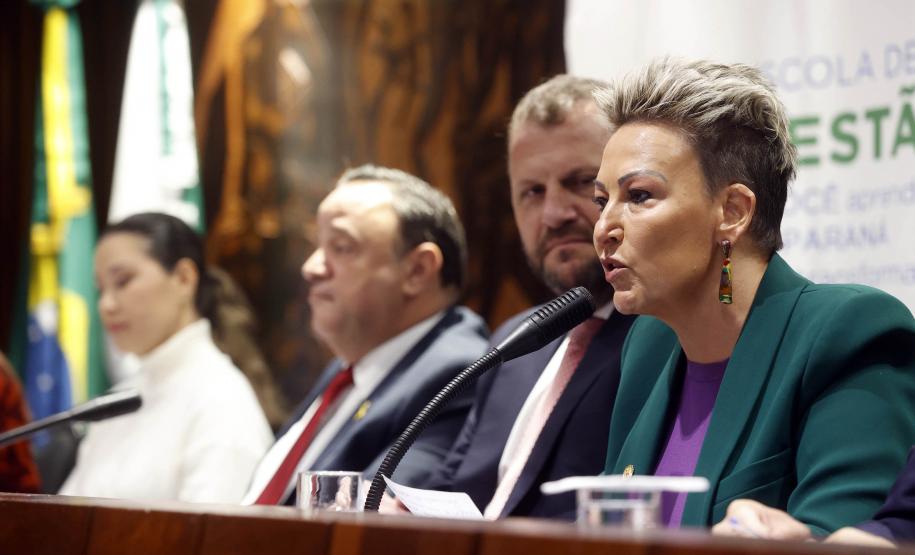 Governo lança programa que garante fraldas e absorventes a crianças e adolescentes