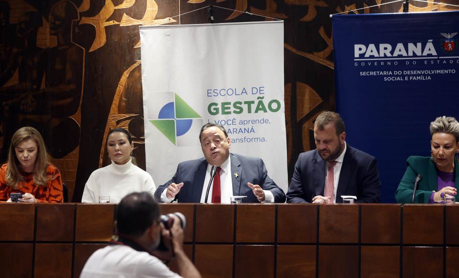 Governo lança programa que garante fraldas e absorventes a crianças e adolescentes