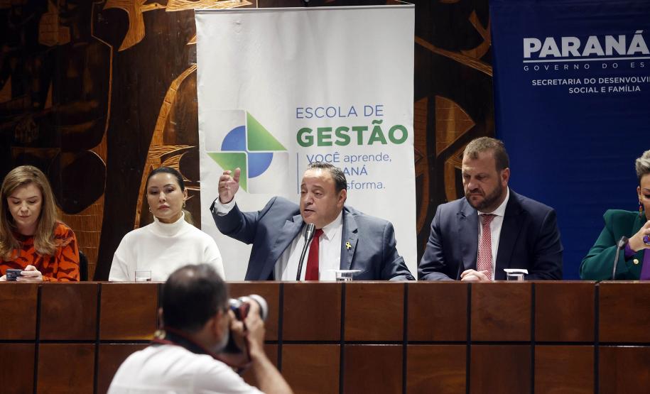 Governo lança programa que garante fraldas e absorventes a crianças e adolescentes