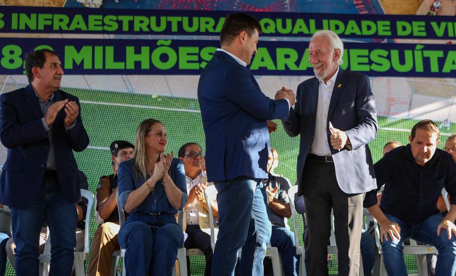 Piana inaugura obras de pavimentação, praças e anuncia novos investimentos para Jesuítas