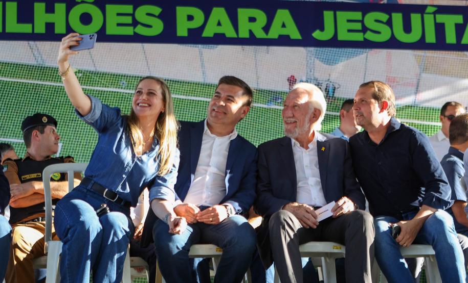 Piana inaugura obras de pavimentação, praças e anuncia novos investimentos para Jesuítas