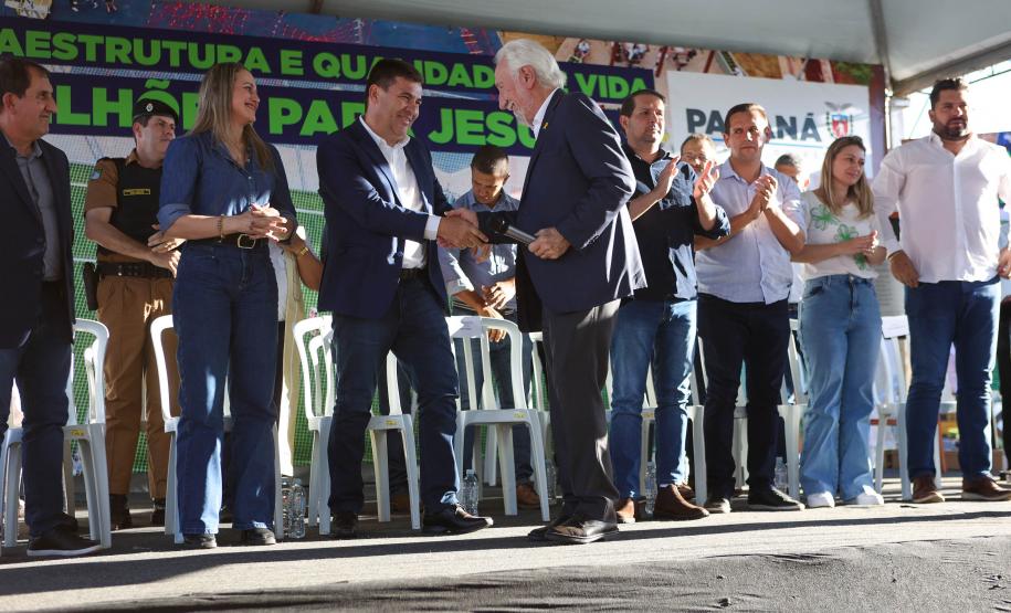 Piana inaugura obras de pavimentação, praças e anuncia novos investimentos para Jesuítas