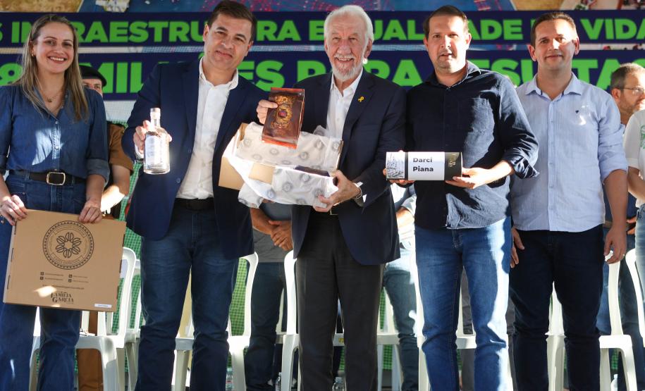 Piana inaugura obras de pavimentação, praças e anuncia novos investimentos para Jesuítas