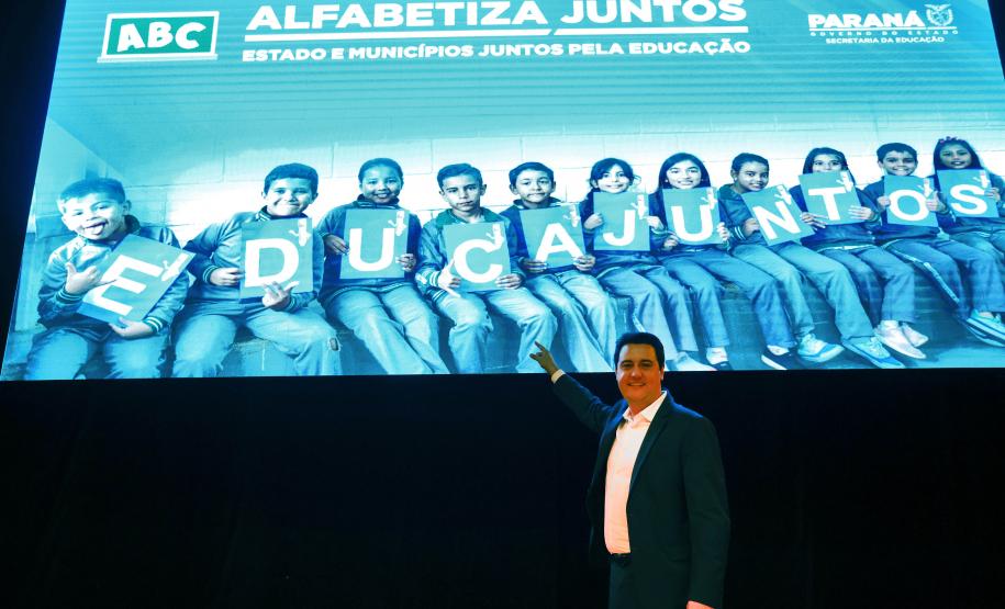 Com foco na alfabetização, Governo amplia programas de apoio às redes municipais