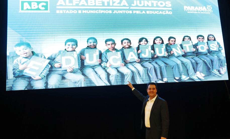 Com foco na alfabetização, Governo amplia programas de apoio às redes municipais