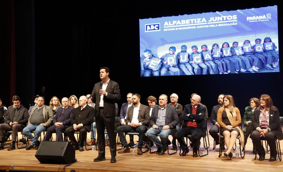 Com foco na alfabetização, Governo amplia programas de apoio às redes municipais