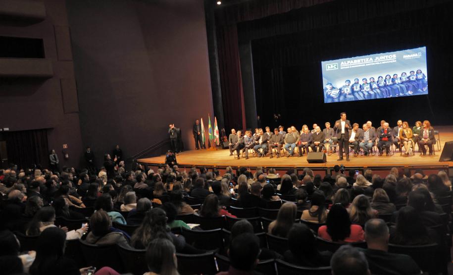 Com foco na alfabetização, Governo amplia programas de apoio às redes municipais