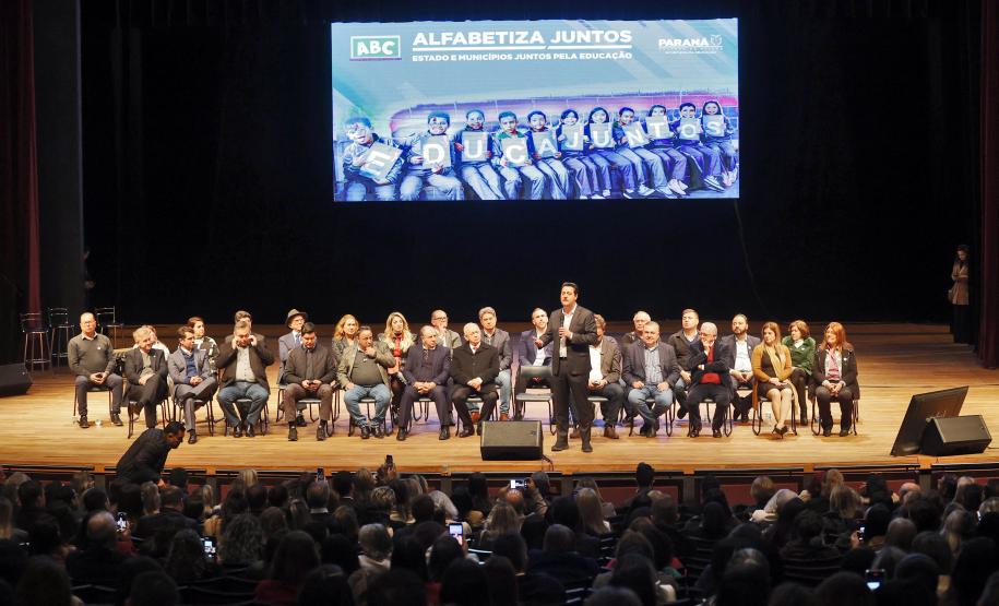 Com foco na alfabetização, Governo amplia programas de apoio às redes municipais