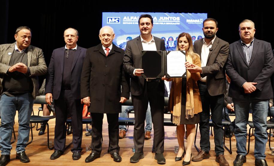 Com foco na alfabetização, Governo amplia programas de apoio às redes municipais