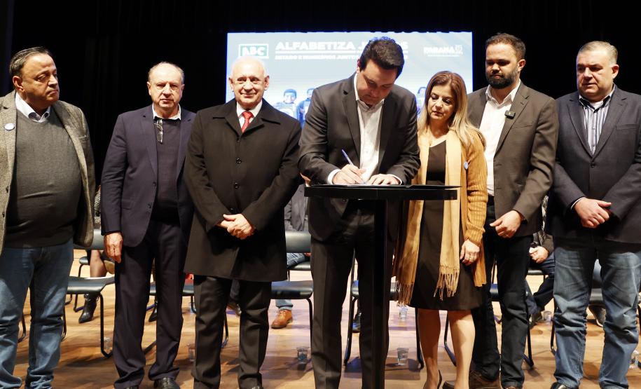 Com foco na alfabetização, Governo amplia programas de apoio às redes municipais