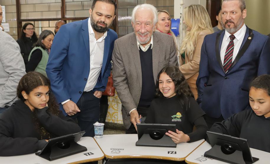 Governo do Paraná começa a entregar 50 mil tablets para alunos da rede estadual