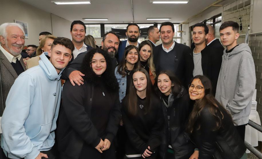 Governo do Paraná começa a entregar 50 mil tablets para alunos da rede estadual