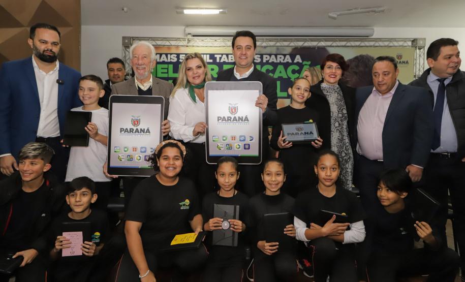 Governo do Paraná começa a entregar 50 mil tablets para alunos da rede estadual