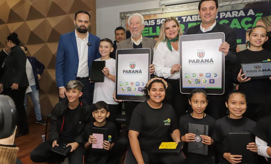 Governo do Paraná começa a entregar 50 mil tablets para alunos da rede estadual