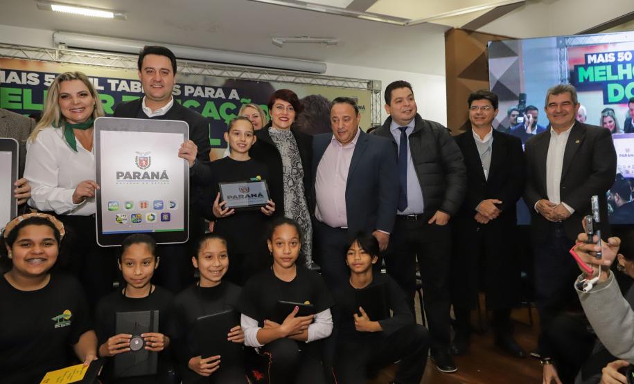 Governo do Paraná começa a entregar 50 mil tablets para alunos da rede estadual
