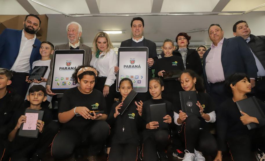 Governo do Paraná começa a entregar 50 mil tablets para alunos da rede estadual