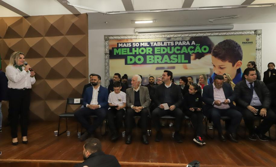 Governo do Paraná começa a entregar 50 mil tablets para alunos da rede estadual