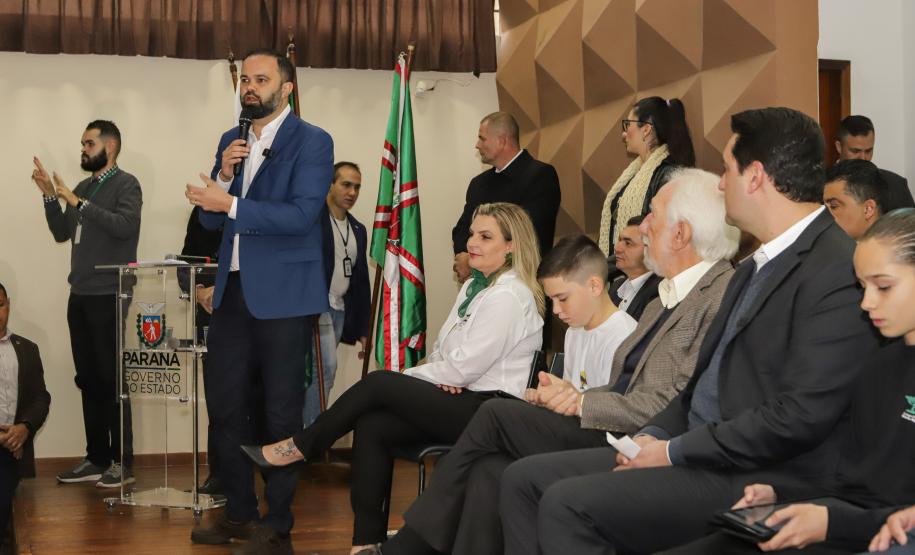 Governo do Paraná começa a entregar 50 mil tablets para alunos da rede estadual