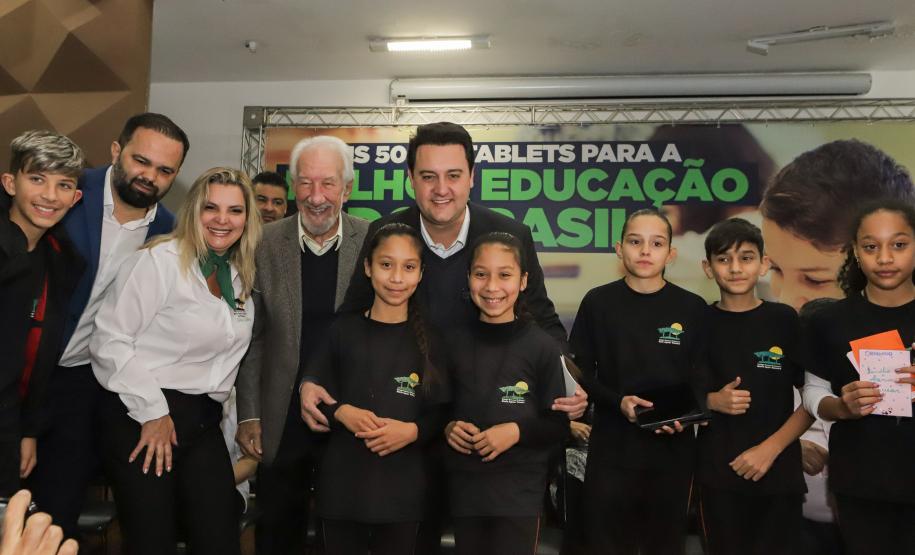 Governo do Paraná começa a entregar 50 mil tablets para alunos da rede estadual