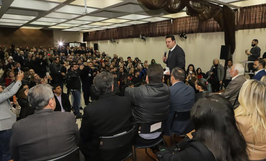 Governo do Paraná começa a entregar 50 mil tablets para alunos da rede estadual