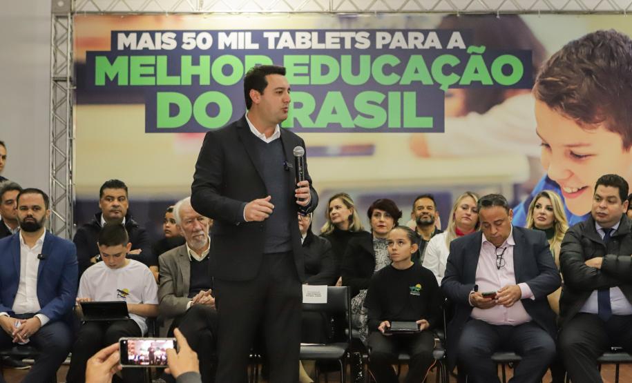 Governo do Paraná começa a entregar 50 mil tablets para alunos da rede estadual
