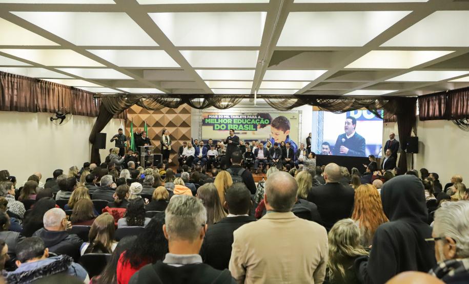 Governo do Paraná começa a entregar 50 mil tablets para alunos da rede estadual