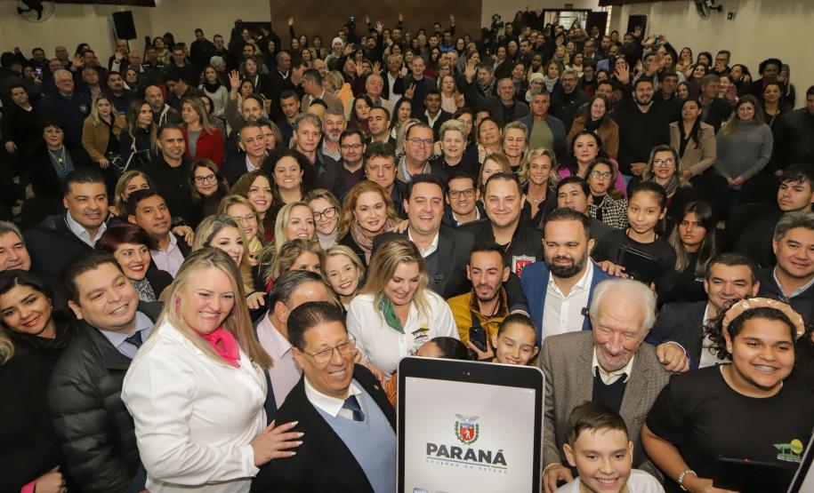 Governo do Paraná começa a entregar 50 mil tablets para alunos da rede estadual