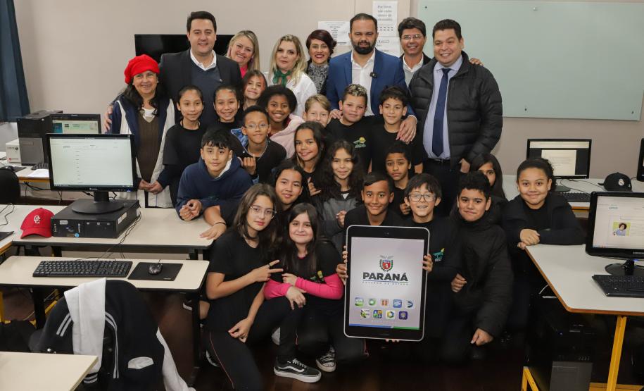 Governo do Paraná começa a entregar 50 mil tablets para alunos da rede estadual