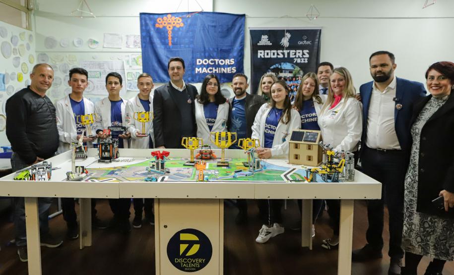 Governo do Paraná começa a entregar 50 mil tablets para alunos da rede estadual