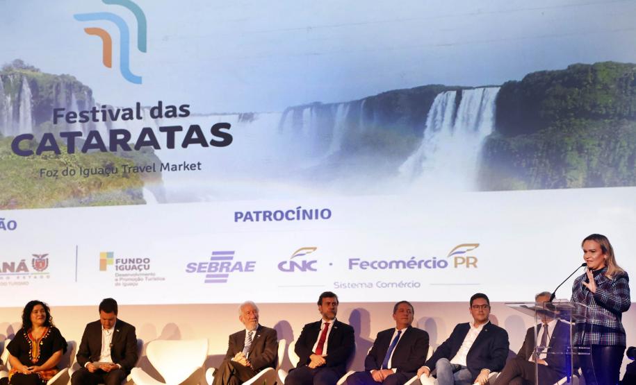 Governador apresenta potenciais turísticos do Paraná na abertura do Festival das Cataratas