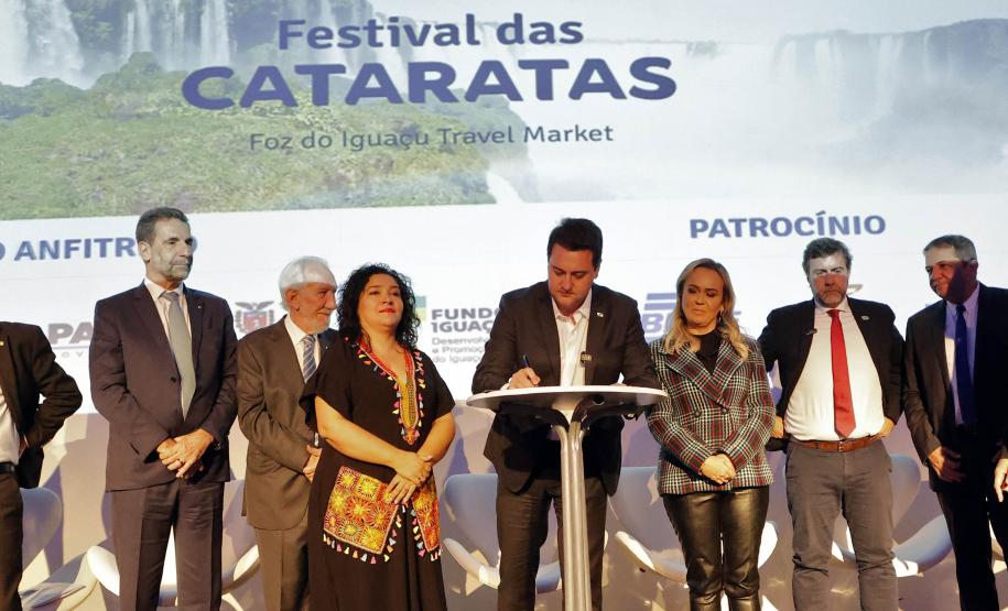 Governador apresenta potenciais turísticos do Paraná na abertura do Festival das Cataratas