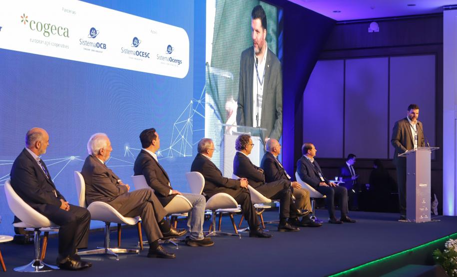 Governador destaca força das cooperativas e anuncia programas de R$ 750 milhões para o setor