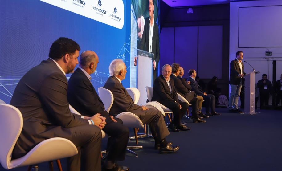 Governador destaca força das cooperativas e anuncia programas de R$ 750 milhões para o setor