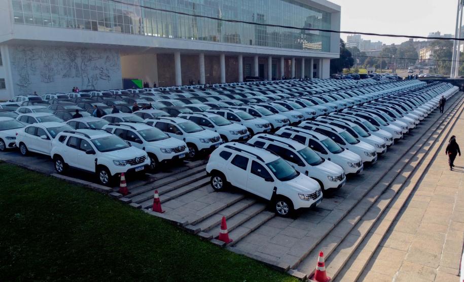 O governador Carlos Massa Ratinho Junior entregou nesta segunda-feira (5) 922 viaturas para todas as unidades da Polícia Civil do Paraná, a maior renovação de frota da história do Estado.