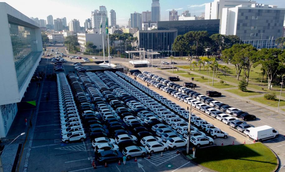 O governador Carlos Massa Ratinho Junior entregou nesta segunda-feira (5) 922 viaturas para todas as unidades da Polícia Civil do Paraná, a maior renovação de frota da história do Estado.
