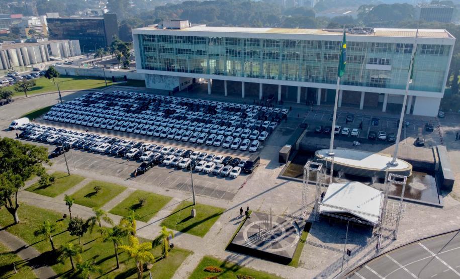 O governador Carlos Massa Ratinho Junior entregou nesta segunda-feira (5) 922 viaturas para todas as unidades da Polícia Civil do Paraná, a maior renovação de frota da história do Estado.