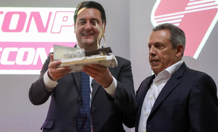 Com investimento de R$ 800 milhões, governador anuncia construção de 40 mil moradias