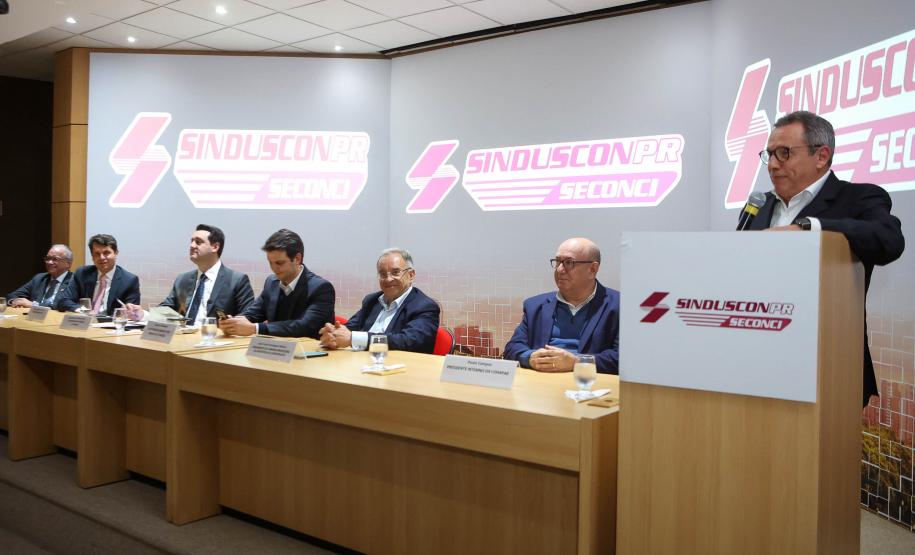 Com investimento de R$ 800 milhões, governador anuncia construção de 40 mil moradias