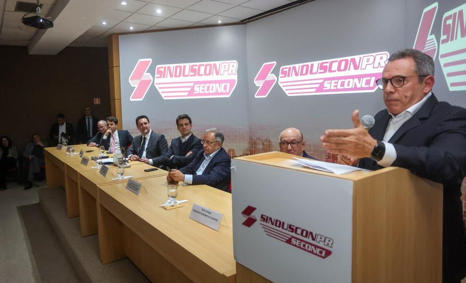 Com investimento de R$ 800 milhões, governador anuncia construção de 40 mil moradias