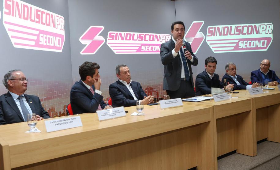 Com investimento de R$ 800 milhões, governador anuncia construção de 40 mil moradias