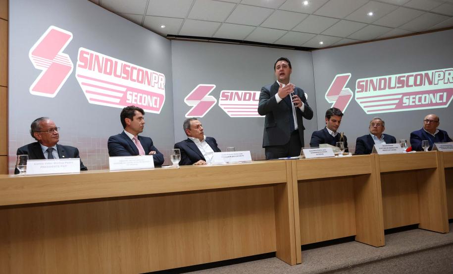 Com investimento de R$ 800 milhões, governador anuncia construção de 40 mil moradias