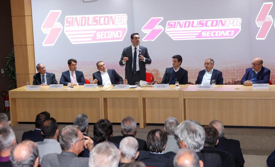 Com investimento de R$ 800 milhões, governador anuncia construção de 40 mil moradias