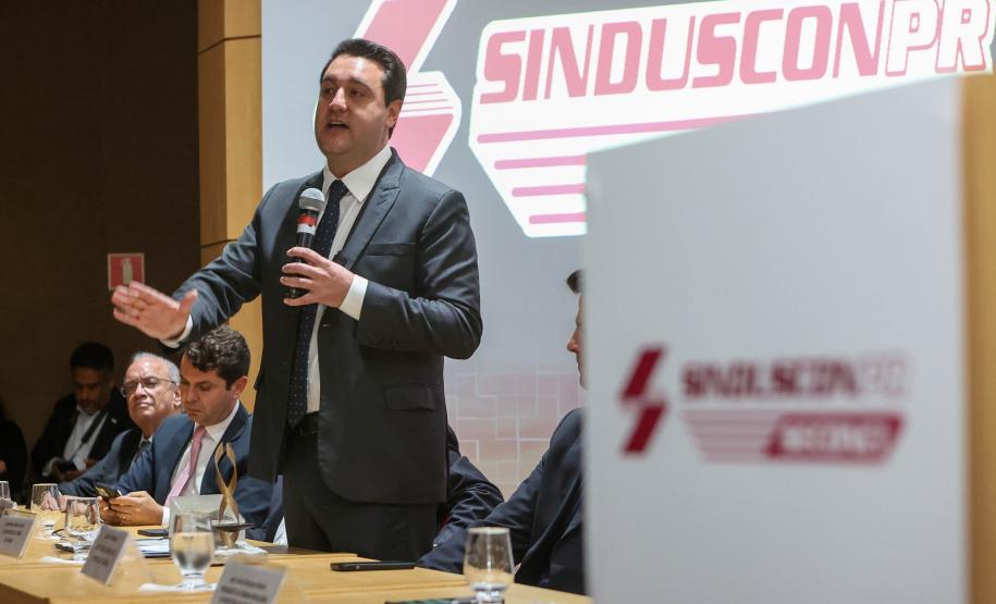 Com investimento de R$ 800 milhões, governador anuncia construção de 40 mil moradias