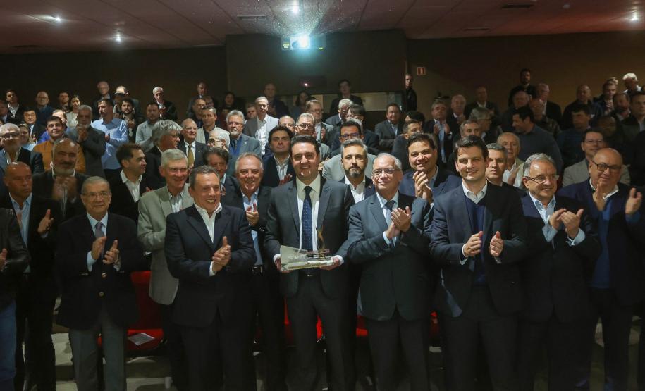 Com investimento de R$ 800 milhões, governador anuncia construção de 40 mil moradias