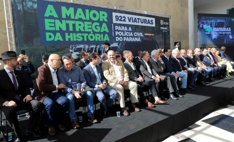 O governador Carlos Massa Ratinho Junior entregou nesta segunda-feira (5) 922 viaturas para todas as unidades da Polícia Civil do Paraná, a maior renovação de frota da história do Estado.