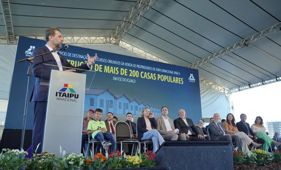 Parceria entre Estado e Itaipu vai permitir renovação de mobiliário de 286 escolas