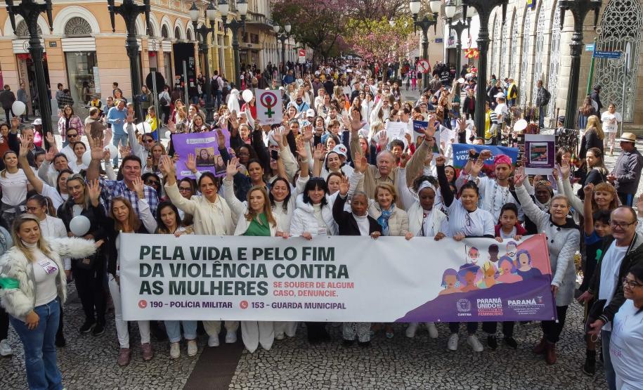 Caminhada reúne milhares de pessoas no Dia Estadual de Combate ao Feminicídio