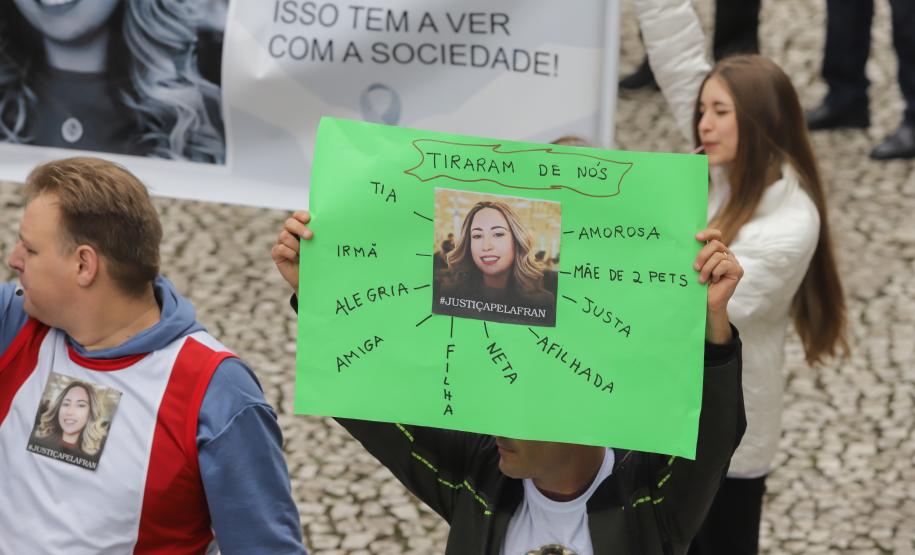 Caminhada reúne milhares de pessoas no Dia Estadual de Combate ao Feminicídio
