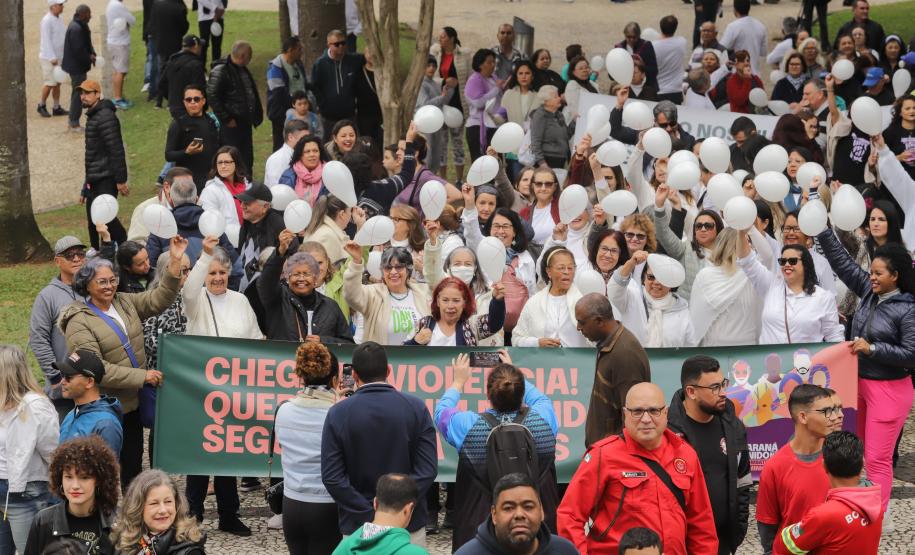 Caminhada reúne milhares de pessoas no Dia Estadual de Combate ao Feminicídio