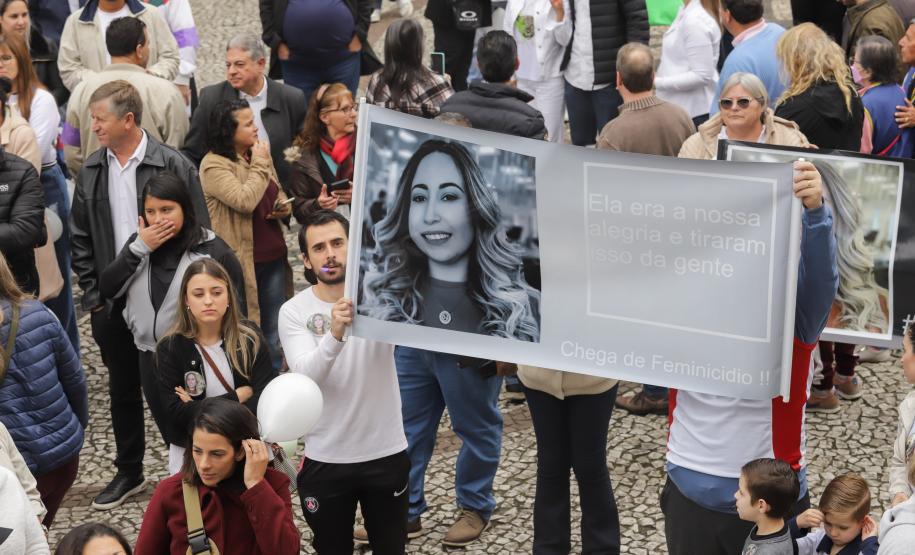 Caminhada reúne milhares de pessoas no Dia Estadual de Combate ao Feminicídio